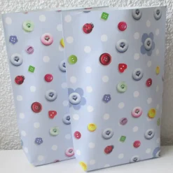 Best Geschenktüte Knöpfe auf Hellblau, 2 Stück Bodenbeutel-Papiertüten aus Geschenkpapier von Little Paper Geschenkverpackungen