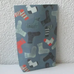 Online Geschenktüte mit Socken auf Blau, 2 Stück Bodenbeutel-Papiertüten Geschenkverpackungen