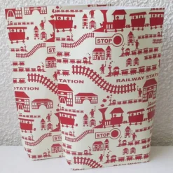 Best Geschenktüte Railway, Eisenbahn mit Schienen und Bahnhof, 2 Stück Bodenbeutel-Papiertüten aus Geschenkpapier Geschenkverpackungen