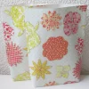 Sale Geschenktüte Stitch, gestickte Blüten, 2 Stück Bodenbeutel-Papiertüten aus Geschenkpapier von Roger la Borde Geschenkverpackungen