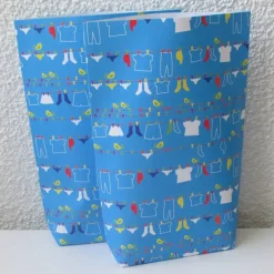 Online Geschenktüte Wäscheleine, Kleidung mit Wäscheklammern auf Leine, 2 Stück Bodenbeutel-Papiertüten aus Geschenkpapier Geschenkverpackungen