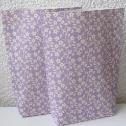 Online Geschenktüten Blümchen auf Flieder, 2 Stück geblümte Bodenbeutel-Papiertüten, Bodenbreite variabel Geschenkverpackungen