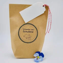 Schultüten|Nanös Welt Geschenktüten-Set Schultüte Geschwistertüte Schwester vom Schulkind mit Geschenkanhänger aus Papier und Kordel in rot-we