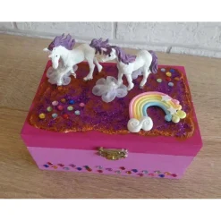 Outlet Geschenkverpackung Holztruhe mit Einhörnern, Regenbogen, Blumen und Strasssteinen Geschenkverpackungen