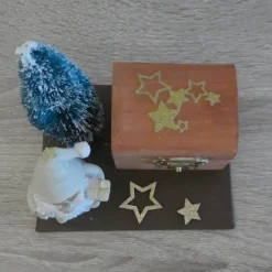 Geschenkverpackungen|CreativBaer Geschenkverpackung Holztruhe mit Weihnachtsmann und Tannenbaum