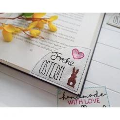 Gesticktes Lesezeichen Ostern Hase – Frohe Ostern auf weißem Kunstleder – Geschenk für Bücherfreunde Ostergeschenke