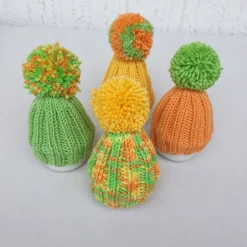 Ostertischdeko|Doris_strickt Gestrickte kleine Bommelmützen als Eierwärmer  Set aus 4 Stück  Gelb Grün Orange Frühling Ostern