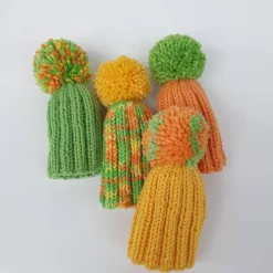 Ostertischdeko|Doris_strickt Gestrickte kleine Bommelmützen als Eierwärmer  Set aus 4 Stück  Gelb Grün Orange Frühling Ostern