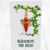 Discount Glücksbringer Schmetterlingselfe goldfarben/rot – Zauberhafter Anhänger mit Schmuckkärtchen Geschenke