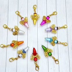 Discount Glücksbringer Schmetterlingselfe goldfarben/rot – Zauberhafter Anhänger mit Schmuckkärtchen Geschenke
