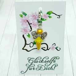 Discount Glücksbringer Schmetterlingselfe silberfarben/gelb – Zauberhafter Anhänger & Geschenk Geschenke