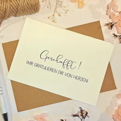 New Glückwunschkarte Geschafft! – Edle Abschlusskarte für Abitur, Führerschein, Studium oder Ausbildung mit Umschlag Glückwunschkarten