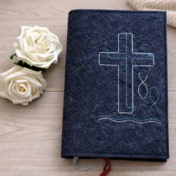 Gotteslobhülle aus Wollfilz mit Kreuz & Fischsymbol – handgemacht | Gotteslob Hülle Filz | Geschenk Kommunion Firmung Gotteslobhülle