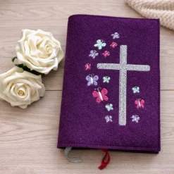 Gotteslobhülle|Danis-Zauberstube handmade with Love Gotteslobhülle aus Wollfilz mit Kreuz & Schmetterlingen – handgemacht | Gotteslob Hülle Filz | Geschenk Kommunion