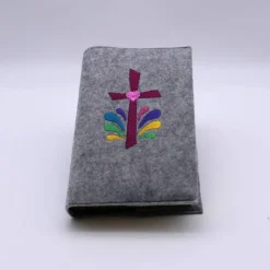 Sale Gotteslobhülle, Filz, grau, bestickt mit dunkelrotem Kreuz und bunten Tropfen Gotteslobhülle