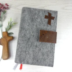 Best Gotteslobhülle Filz grau mit Kork, personalisiert – Bibelhülle & Gesangbuchhülle als Geschenk zur Kommunion, Konfirmation, Firmung Gastgeschenke