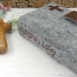 Best Gotteslobhülle Filz grau mit Kork, personalisiert – Bibelhülle & Gesangbuchhülle als Geschenk zur Kommunion, Konfirmation, Firmung Gastgeschenke