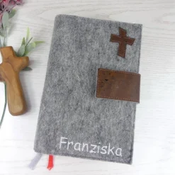 Best Gotteslobhülle Filz grau mit Kork, personalisiert – Bibelhülle & Gesangbuchhülle als Geschenk zur Kommunion, Konfirmation, Firmung Gastgeschenke