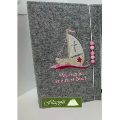 Gotteslobhülle|filzgipfel - Dirndltaschen Gotteslobhülle mit Boot - Gummikordel und Perlen