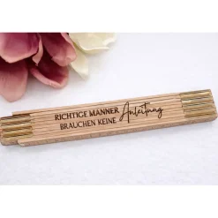 Online Gravierter Meterstab mit lustigem Spruch oder Wunschtext – personalisierter Zollstock Accessoires