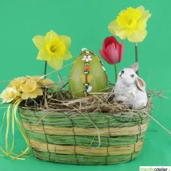 Clearance große Ostereikerze in grün mit doppelter, frühlingshafter Blumenranke verziert Osterkerzen