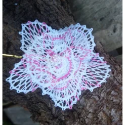 Brautschmuck|Kreative Klöppelideen Haarschmuck Handgeklöppelte Blüte weiß rosa Geschenk für sie Valentinstag Klöppelspitze Handarbeit
