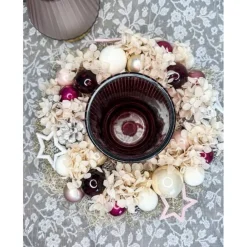 Adventskränze|AllerleiLiebe Haltbares Adventsgesteck mit Windlichtglas in kräftigen Beeren-, und rosatöne