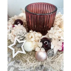 Adventskränze|AllerleiLiebe Haltbares Adventsgesteck mit Windlichtglas in kräftigen Beeren-, und rosatöne