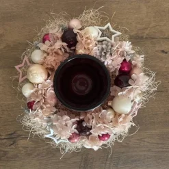 Adventskränze|AllerleiLiebe Haltbares Adventsgesteck mit Windlichtglas in kräftigen Beeren-, und rosatöne