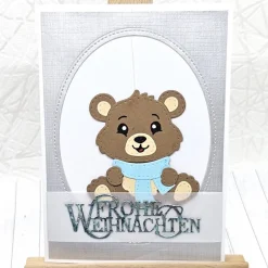 Weihnachtskarten|Kleine Schätze Handgemachte Weihnachtskarte A6 mit Bär, Umschlag & Dekoanhänger – Unikat in Hellblau/Silber