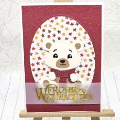 Weihnachtskarten|Kleine Schätze Handgemachte Weihnachtskarte A6 Bär mit rotem Schal – Unikat mit Umschlag & Dekoanhänger