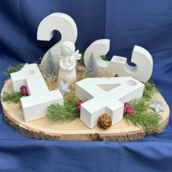 Adventskränze|HerzschlagDesign Handgemachter Adventskranz Zahlen mit Engel & Dekoration auf Baumscheibe – moderne Weihnachtsdeko