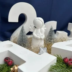 Adventskränze|HerzschlagDesign Handgemachter Adventskranz Zahlen mit Engel & Dekoration auf Baumscheibe – moderne Weihnachtsdeko