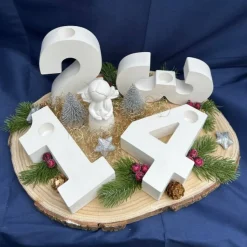 Adventskränze|HerzschlagDesign Handgemachter Adventskranz Zahlen mit Engel & Dekoration auf Baumscheibe – moderne Weihnachtsdeko