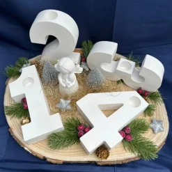 Adventskränze|HerzschlagDesign Handgemachter Adventskranz Zahlen mit Engel & Dekoration auf Baumscheibe – moderne Weihnachtsdeko