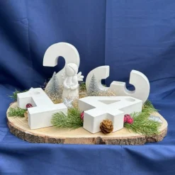 Adventskränze|HerzschlagDesign Handgemachter Adventskranz Zahlen mit Engel & Dekoration auf Baumscheibe – moderne Weihnachtsdeko