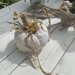 Outlet Handgemachter Kürbis aus antikem Leinen rohweiß/grau mit Stauben, Treibholz & Seeseil – Landhausdeko Ø17cm Herbst