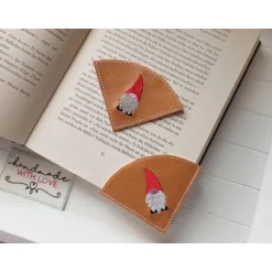 Wichtelzauber|SonnenGlueck Handmade Handgemachtes Lesezeichen Wichtel – gestickt auf braunem Kunstleder, Leseecke, vegan