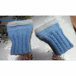 Best Handgestricktes Neugeborenen-Set aus Merinowolle – Babymütze & Pulswärmer blau/weiß, 0-3 Monate Geschenke