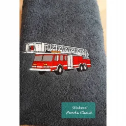 Geschenke Für Männer|Stickereimonikaklauck Handtuch, anthrazit, 50 x 100, mit Feuerwehrauto und nach Wunsch mit Namen