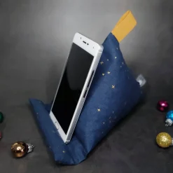 Weihnachtsgeschenke|Raeuberkind Handykissen / Sitzsack LITTLE STARS ON BLUE  - Smartphonestütze, Tabletkissen, Kirschkernfüllung | RÄUBE