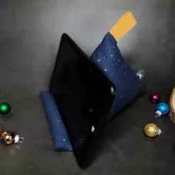 Weihnachtsgeschenke|Raeuberkind Handykissen / Sitzsack LITTLE STARS ON BLUE  - Smartphonestütze, Tabletkissen, Kirschkernfüllung | RÄUBE