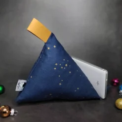 Weihnachtsgeschenke|Raeuberkind Handykissen / Sitzsack LITTLE STARS ON BLUE  - Smartphonestütze, Tabletkissen, Kirschkernfüllung | RÄUBE