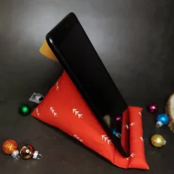 Weihnachtsgeschenke|Raeuberkind Handykissen / Sitzsack TREES ON RED  - Smartphonestütze, Tabletkissen, Kirschkernfüllung | RÄUBERKIND