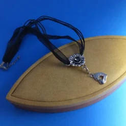 Trachtenschmuck|kunstmitperlen hübsche Halskette Blüte mit Kristall und Charm Herz mit Strass, silber, Organzaband schwarz, Karabiner