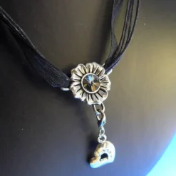 Trachtenschmuck|kunstmitperlen hübsche Halskette Blüte mit Kristall und Charm Herz mit Strass, silber, Organzaband schwarz, Karabiner