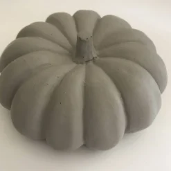 Herbst|Brittis Betonhuus Herbstzeit - Kürbiszeit Großer Kürbis aus Beton, grau, Durchmesser 12,5 cm