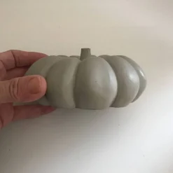 Herbst|Brittis Betonhuus Herbstzeit - Kürbiszeit Großer Kürbis aus Beton, grau, Durchmesser 12,5 cm