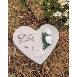 Outlet Herz aus Beton mit Schriftzug und Kunstrose Grabschmuck Trauer Grabgesteck Grabherz Gedenksteine