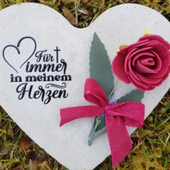 Herz aus Beton mit Schriftzug Kunstrose Grabschmuck Trauer Grabgesteck Grabherz Gedenksteine